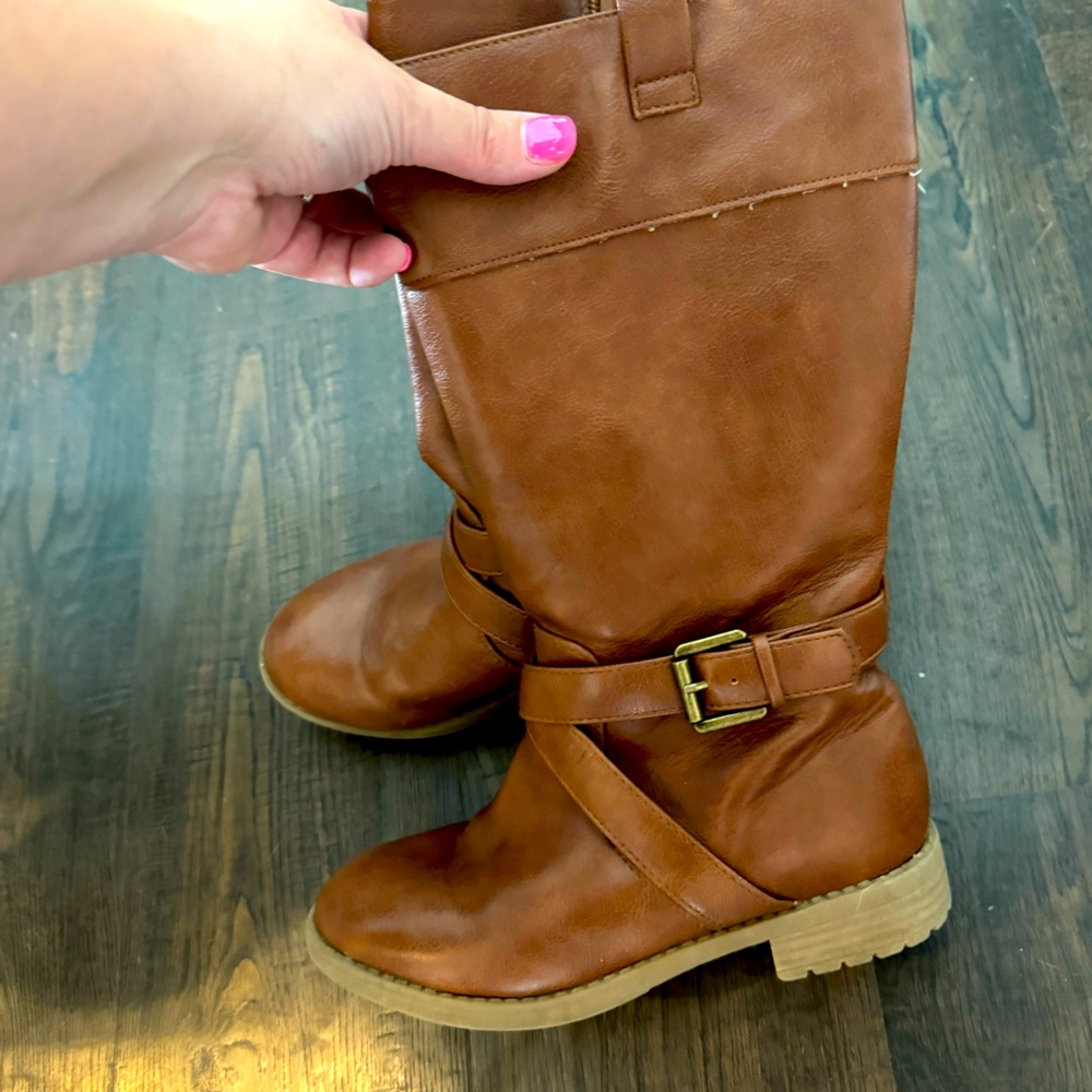 Girls size 2 boots. GUC.